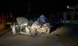 Menteşe'de tıra arkadan çarpan otomobil, hurda yığınına döndü: 1 ölü, 1 ağır yaralı