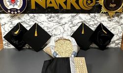 Mezuniyet keplerinin içine gizlenmiş 53 bin 100 uyuşturucu hap ele geçirildi