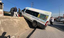 Minibüs duvardan yolun kenarına düşerek asılı kaldı
