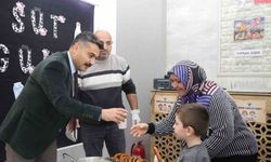 Öğrencilere süt ve simit ikramı