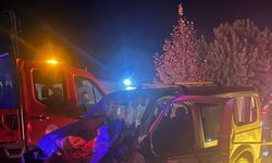 Otomobil ile hafif ticari araç çarpıştı: 3 ölü, 2 yaralı