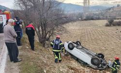 Otomobil tarlaya uçtu; 2 yaralı