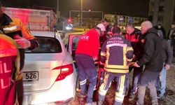 Otomobil tırın dorsesine saplandı:1 yaralı