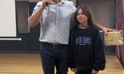 Paspas yapılan alanı kirletmemek için ayakkabılarını çıkarttı