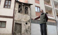 Sivas’ta İki bina arasında sıkışan 2 metre enindeki metruk ev dikkat çekiyor