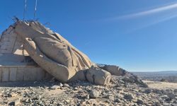 Suriye'de halkın yıktığı Hafız Esad'ın dev heykelinden geriye enkazı kaldı