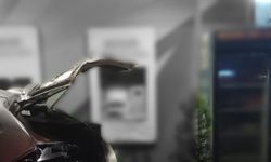 Takla atan araç banka şubesine çarparak durabildi: 2 yaralı