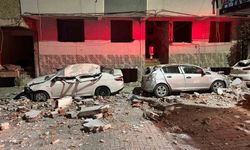 Zeytinburnu'nda kentsel dönüşümdeki binadan düşen parçalar, 3 otomobili hurdaya çevirdi