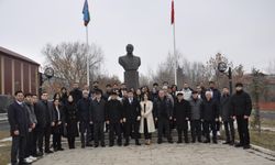 Haydar Aliyev, Kars’taki heykeli önünde anıldı