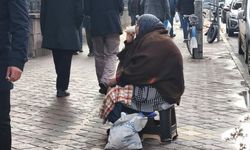 IĞDIR SOKAKLARINDA DİLENCİLİK ÇİLESİ: YAĞMUR ÇAMUR DEMEDEN ÇAY İÇEREK DİLENMEYE DEVAM EDİYORLAR