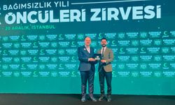 YEŞİLAY IĞDIR, “BAĞIMSIZLIK ÖNCÜLERİ ZİRVESİ”NDE ÖDÜL ALDI
