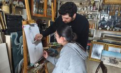 GENÇLER TATİLDE TUVALİN BAŞINA GEÇTİ: RESSAM EROL BAT ATÖLYESİ ANTİKA SANAT EVİ’NDE SANAT DOLU GÜNLER