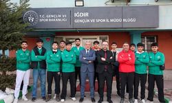 Iğdır’ın Genç Devleri Şampiyonluk Kupasıyla İl Müdürü Şahin’i Ziyaret Etti