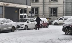 IĞDIR’DA KAR ESARETİ: ŞEHİR BEYAZA BÜRÜNDÜ, YOLLAR PİSTE DÖNDÜ!