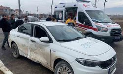 2 Otomobil çarpıştı: 1 yaralı