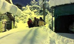 80 santimetre karı aşıp yaşlı kadını taşıdılar