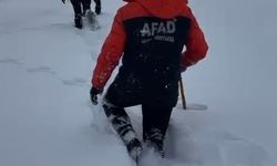 AFAD ekipleri yoğun kar altında 4 saat yürüyerek aileye ulaştı