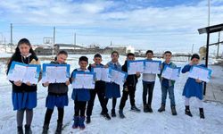 Akyaka'da köy okulunda öğrenciler karnelerini aldı