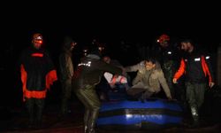 Antalya Kumluca'da sağanak yağış tarım arazilerini sular altında bıraktı, araçta mahsur kalan sürücü botla kurtarıldı