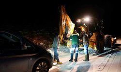 Araçlarıyla karlı ve buzlu yolda mahsur kalanları ekipler kurtardı