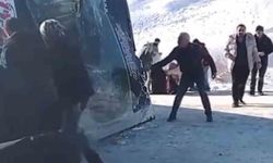 Ardahan'dan gelen yolcu otobüsü Susuz'da devrildi: 17 yaralı