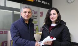 Atanan öğretmenlere havalimanında çiçekli karşılama