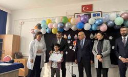 Bakan Tekin, Ağrı'da öğrencilerin karne heyecanına ortak oldu