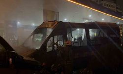 Benzin istasyonunda 2 minibüs alev aldı