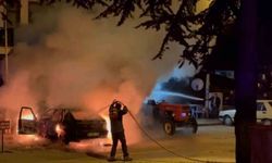 Bolu'da park halindeki otomobil alev alev yandı