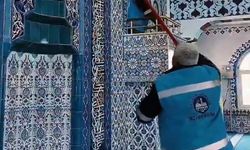 Camilerde temizlik faaliyetlerini sürdürüyor