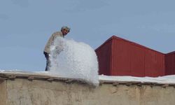 Çatak'ta kar mesaisi: Vatandaşlar damlarda kar temizlemeye başladı