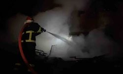 Çıkan yangın ev ve depoyu kullanılamaz hale getirdi