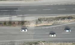 Depremde 7 metre kayan yol dikkat çekiyor