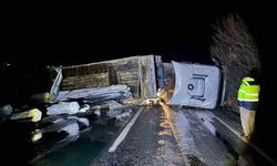 Direksiyon hakimiyetini kaybeden tır sürücüsü kaza yaptı