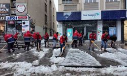 Erzincan'da belediye ekipleri karla mücadele çalışmasını sürdürüyor