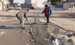 Gölbaşı ilçesinde caddelerdeki karları esnaflar temizledi