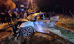 İki aracın kafa kafaya çarpıştığı feci kazada can pazarı: 3 ağır yaralı