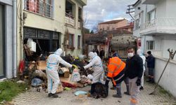 İki katlı çöp evden 9 kamyon çöp çıktı