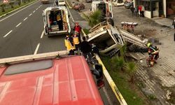 Kamyonet bariyerlere girdi: 2 ölü, 1 yaralı