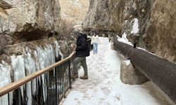 Kanyonda oluşan devasa buz sarkıtlarının boyu 5 metreyi aştı