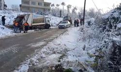 Karlı yolda çöp kamyonu geriye kaydı, işçi yaralandı