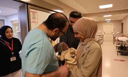 Karnının dışında doğan 44 günlük bebek iki ameliyat geçirdi