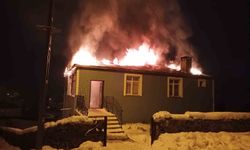 Kars'ta imam evi alev alev yandı