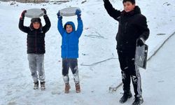 Kayseri'de çocukların kar eğlencesi: Tepsilerle kayak yaptılar