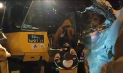 Kolundan yaralanan çocuk, iş makinasıyla bulunduğu yerden alınıp sağlık ekibine teslim edildi