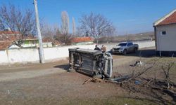 Kontrolden çıkan kamyonet devrildi