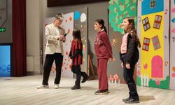 Kütahya'da 'Zamanda Aile Yolculuğu' adlı çocuk tiyatrosu son kez sahnelendi