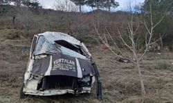 Minibüs hurda yığınına döndü: 1 yaralı