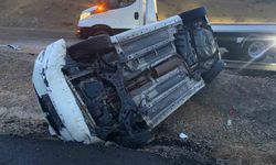 Otomobil refüje devrildi: 4 yaralı