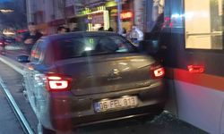 Otomobilin tramvayla çarpıştığı kazada maddi hasar oluştu